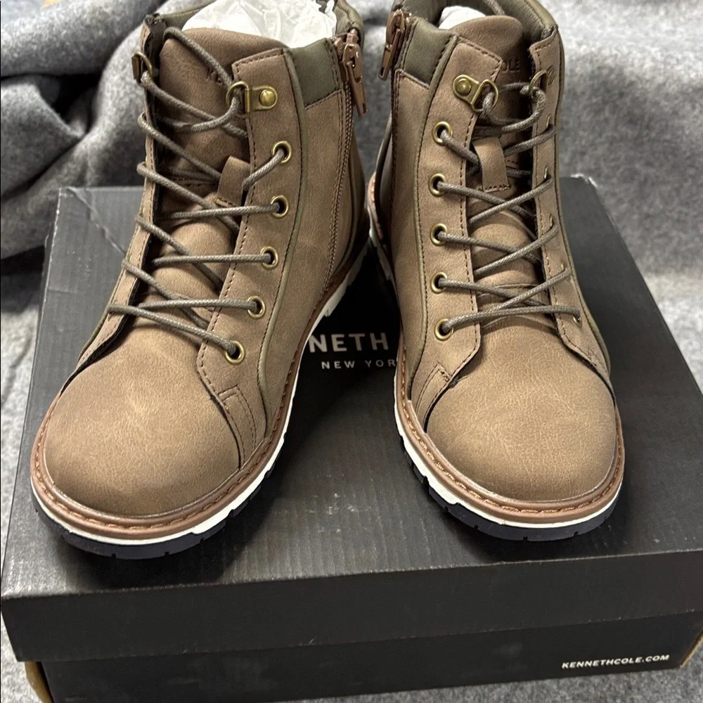Kenneth Cole Andy  Tan and olive green Lace-Up side zip Boots size 2